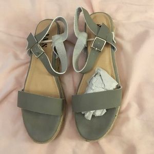 5/25% off - Pretty Grey Strap Sandals